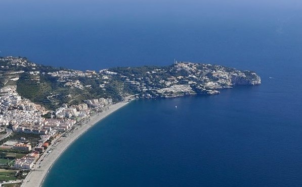 Los andalucistas rechazan la pretensin de la Junta de Andaluca de prohibir la pesca recreativa en la Punta de la Mona, dado que se trata de un importante atractivo deportivo y turstico para el municipio.